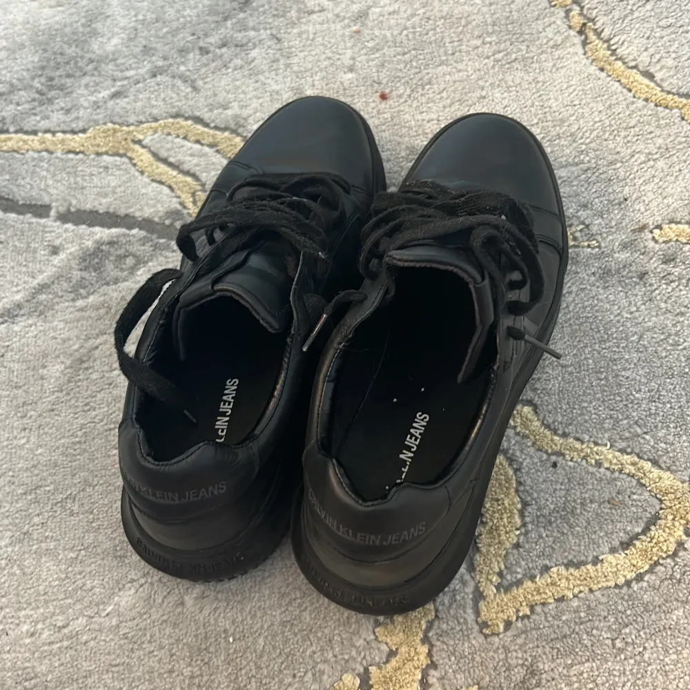 Svarta Calvin Klein skor storlek 41, knappt använda.. Skor.