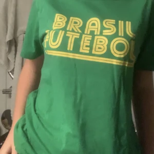 Grön ”Brazil” t-shirt - t-shirt som inte används längre 