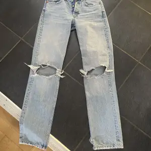 Säljer dessa zara jeans för endast 120kr eftersom att de ej passade mig. Skriv privat för frågor eller fler bilder.