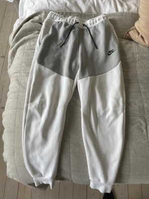 Nike tech byxor  - Säljer Nike tech byxor, som nya inga anmärkningar! 9/10 Storlek M