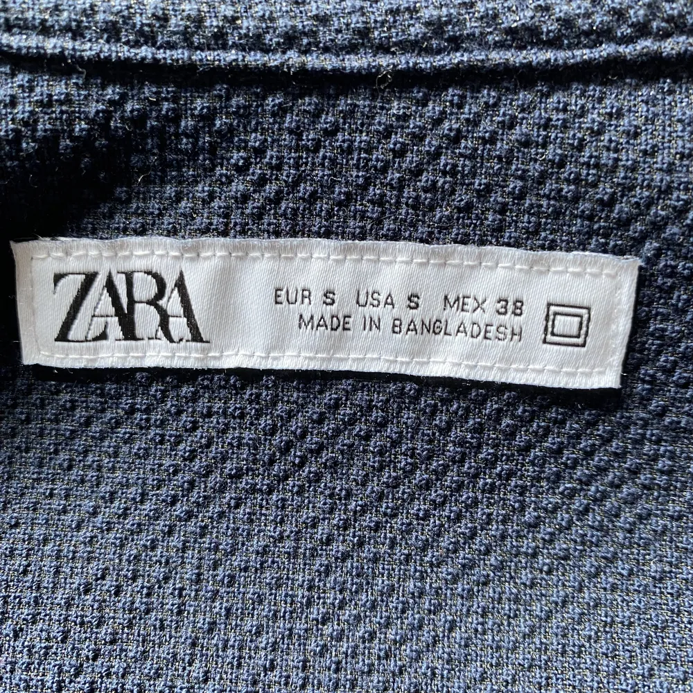 Knappt använd skjorta från Zara i storlek S. . Skjortor.