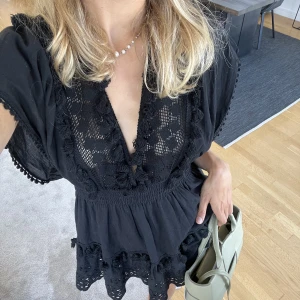 Klänning asos - Sjukt snygg klänning from ASOS med spetsdetaljer både fram och bak + öppen rygg💓 Jag är 175, klänningen är i storlek M men snarare S!