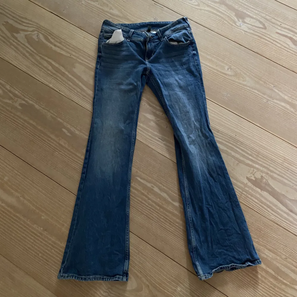 Säljer dessa byxor från HM, knappt använda och sitter fint på. Lite små i storleken så skulle säga att de motsvarar en 36/38🤍. Jeans & Byxor.