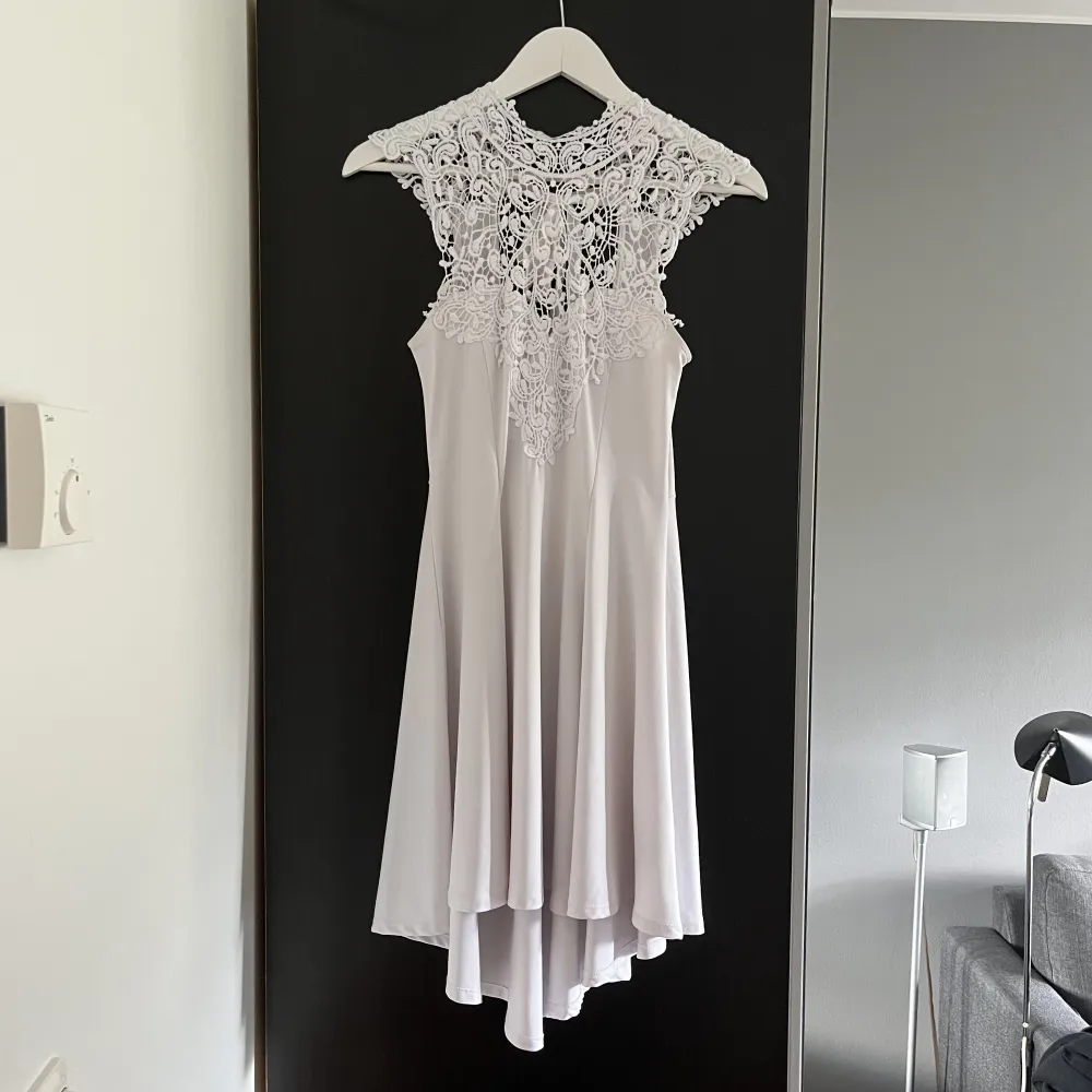 Säljer denna vita korta klänningen från bubbleroom då den inte längre kommer till användning 🥰 väldigt skön och stretchig, endast använde ett fåtal gånger och utan defekter . Klänningar.