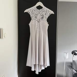 Säljer denna vita korta klänningen från bubbleroom då den inte längre kommer till användning 🥰 väldigt skön och stretchig, endast använde ett fåtal gånger och utan defekter 