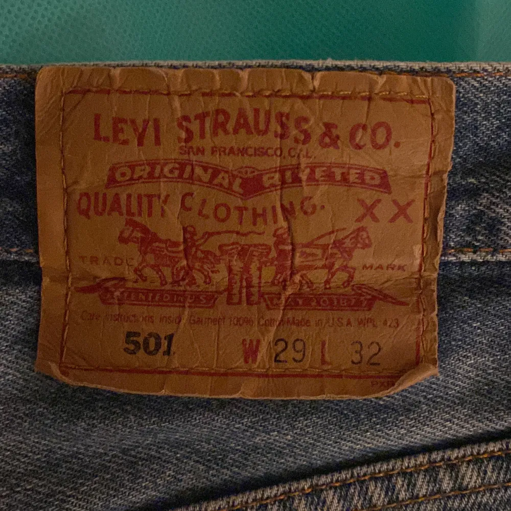 Säljer mina jättesnygga levis jeans p.g.a för små. Midjemått rakt över: 36cm Innerbenslängd: 71cm De är något korta på mig som är 1,61 Köpta på plick för 350, väl använda men bra skick.. Jeans & Byxor.