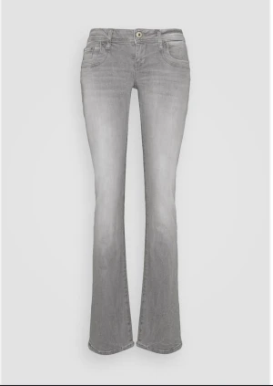 Ltb Valeire Jeans  - Lågmijade, säljer för kommer inte till användning har liknade jeans 💗 köparen står för frakte, mått = midjemåttet: tvärs över 37 innerbenslängden: 85 💗 passar mig som är 172 men går annars att sy upp 