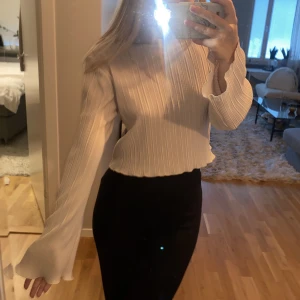 Blus Gina - En jättefin blus från GinaTricot, inte kommit till användning särskilt mycket så i nyskick! 🌸