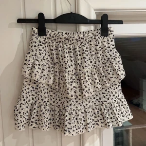 Kjol - Säljer denna gulliga kjol ifrån Zaras barnavdelning. Jättesöt kjol som jag skulle säga motsvarar en xs. Använd fåtal gånger och är i nyskick. Även inga defekter. Kjolen har även shorts under. Tryck på köp nu!