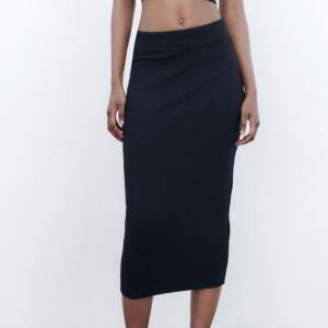 Jätte snygg maxi kjol från zara!🫶🏻nyskick använd 2 gånger, köpte för 200kr säljer för 120kr