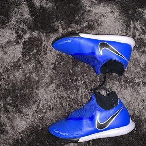 Nike phantom futsalskor - Säljer mina skor nu den är i mycket bra skick använda en cup och lite utomhus bara skriv om ni har några funderingar kring varan!
