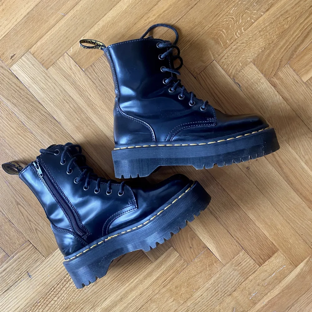 Jättesnygga Dr.martens med extra tjock sula. Köpte nyligen på Plick (som då va oanvända) och sen använt dem en gång men tyvärr lite för små för mig. I princip nyskick. Skor.