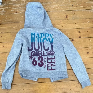 Juicy couture zip up - Grå juicy couture zip up med motiv på ryggen och bröstet! 