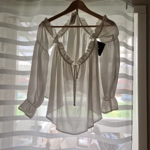 Oanvänd offshoulder blus Nelly - Oanvända offshoulder blus i storlek S
