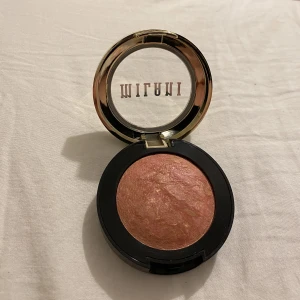 Blush - 15kr frakt Milani Blush i färgen 03 Berry Amore. Bara testar några gånger. kommer disinfekteras innan jag skickar den. 