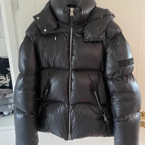 Mackage jacka - Mackage vinterjacka i storlek 42,motsvarar en M snygg och skön jacka som håller än varm under kalla tider. Jackan är använd men fortfarande i bra skick, inga synliga skador förutom det du ser på bild 3 som är på insidan av jackan.  Köpt på nk för 7500kr. 