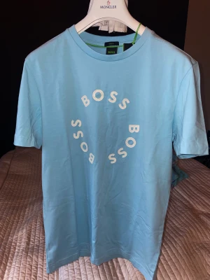 HUGO t-shirt - Sänkt pris! Helt ny med taggarna kvar. Pastellblå. Stretch. 