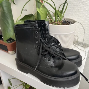 Chunky boots - Chunky boots från asos. Aldrig använda bara dammiga🥲