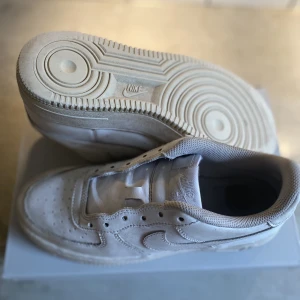 Air force 1 - Säljer mina använda air force 1s. Lådan finns med. Tvättas innan vi fraktar också. Om du har frågor är det bara att ställa till mig! 👍