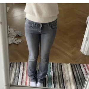 Pepe jeans🫶🏻 - Säljer dessa as snygga jeans då de inte kommer till användning! Borde passa någon som är 1,64-1,67 men man kan alltid vika upp de och då passar de mig som är 1,57