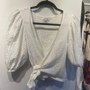 Blus - Blus från Monki i storlek M, passar även en som har S då de är justerbar knyte i sidan. 