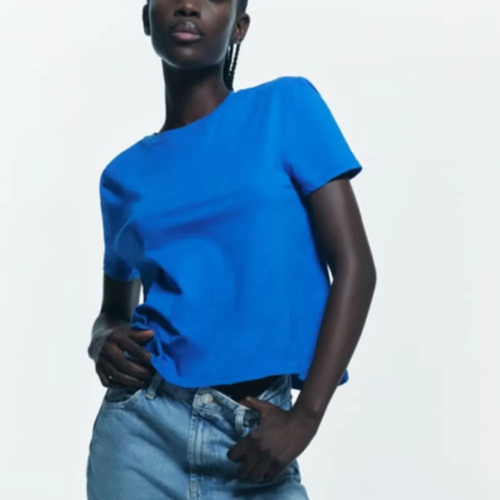 En blå t-shirt från Zara i stl S💙 Fint skick, endast testad! Skriv privat för fler bilder. T-shirts.