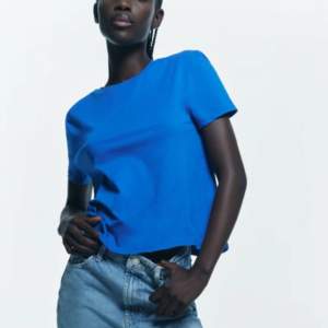 En blå t-shirt från Zara i stl S💙 Fint skick, endast testad! Skriv privat för fler bilder