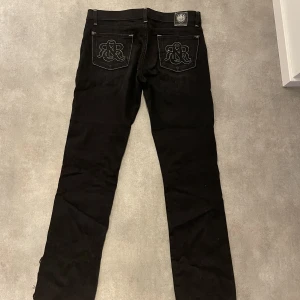 Rock & republic jeans  - Säljer mina jeans från rock & republic. En klippt slits på båda benen. Storlek 40