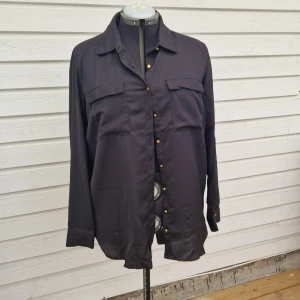 Skjorta - Skjorta med guldknappar