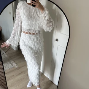 Vitt set - Supersnyggt set från gina, använd 1 gång. Ordinarie pris 399 per del. M i kjol, S i toppen. Båda delarna 400