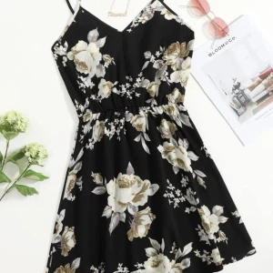 Blommig klänning - En jättefin klänning i ett blommigt mönster som är så fin till vardags men också till fest eller lite finare evenemang🌷✨💗 Skönt o luftigt material! Aldrig använd! Hör av dig vid frågor eller för egna bilder🤩