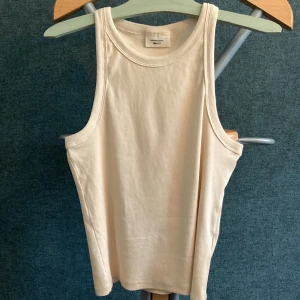 Basic topp från Gina Tricot🎀 - Basic linne i 2 färger ljus beige och pastell blå🩵🩵Helt oanvända! Båda två för 25kr!💕(20kr/st)