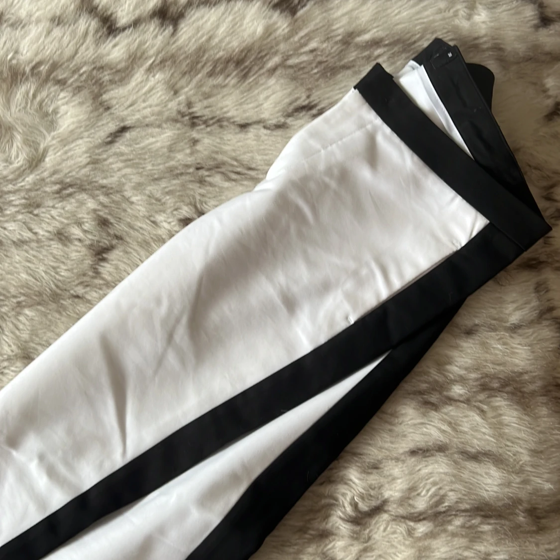 Vita byxor med svart streck från Gina tricot - 90