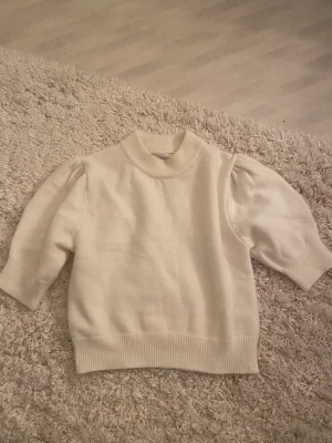 Favorit stickad t-shirt💕 - Finaste stickade t-shirt som jag säljer. Sitter som en vanlig S och är knappt använd , skulle säga Max 4 gånger. Köparen står för frakt och tryck gärna på köp nu💓