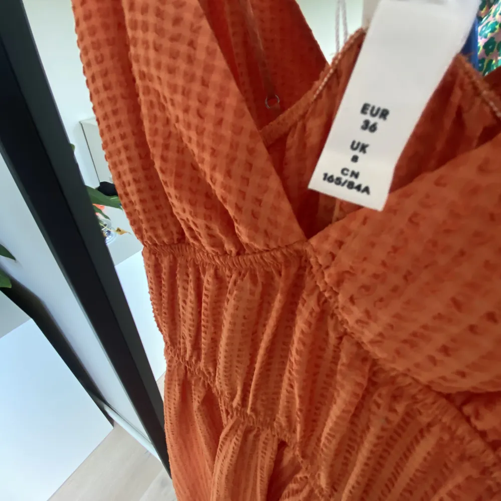 Säljer denna fina orangea maxiklänning från H&M. Helt slutsålt. Är många interisserade blir det budgivning. Köparen står för frakt! 😊. Klänningar.