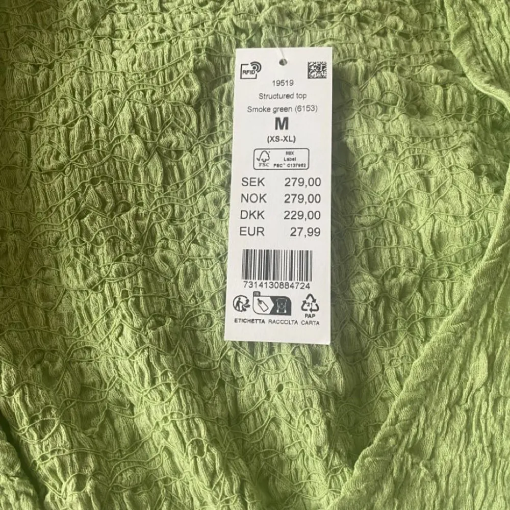 Säljer denna super fina tröja från Gina som inte har kommit till användning. Slut på hemsidan, säljer för 200kr + frakt. Toppar.