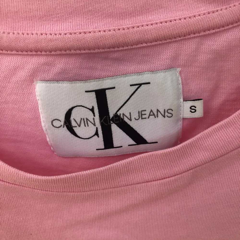 T-shirt från Calvin Klein, använd ett fåtal gånger. Ledig skön passform. . T-shirts.
