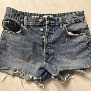 Säljer mina oanvända jeansshorts från zara (midrise). Säljer då dessa aldrig använts eller kommer till användning, köparen står för frakt!💕
