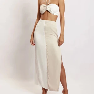 Kjol topp set satin - Jättefint set köpt från Meshki, oanvänd! Köpte en likadan i mindre storlek! Nypris 1500kr med tull