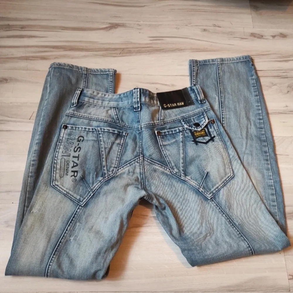 Skiiit snygga jeans, inga tecken på användning! Skulle säga att passformen är väldigt rak/denim! Säljer pga fel storlek för mig!. Jeans & Byxor.