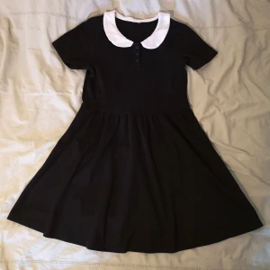 Monki klänning strl S - Svart klänning med krage från Monki, lappen med storlek är borta, skulle säga att den är S, stretchigt tyg. Kan mäta vid intresse. 