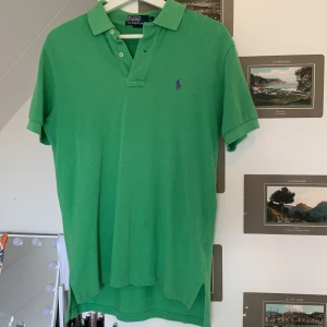 Grön Pické Polo Ralph Lauren - Denna gröna piké tröjan har jag köpt på secondhand och använt ca 4 gånger. Den är i använt skick men har inga synliga skador🍀