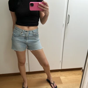 Levis jeansshorts  - Säljer ett par Levis jeansshorts i 501. Dem är i storleken w26 och passar mig som är en 36. Använda cirka 4 gånger så dem är i fint skick ä. Skriv vid frågor eller fler bilder 