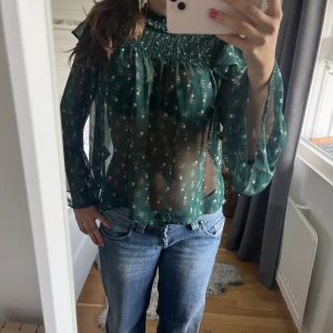 Blus - Söt grön blus, knappt använd 💗