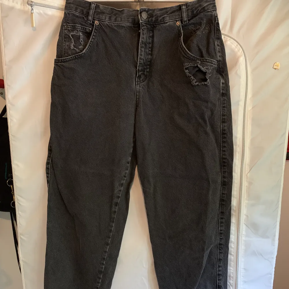 Svarta jeans från Pull & bear med en slitning vid fickan. Använda en del men fortfarande i mycket bra skick.. Jeans & Byxor.