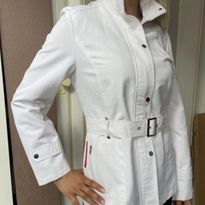 Dolce & Gabbana jacka  - Nästan oanvänd Dolce & Gabbana Jacka. Storleken är som en Medium dvs inte som en L. Köpt förra året av en vän för 1800kr