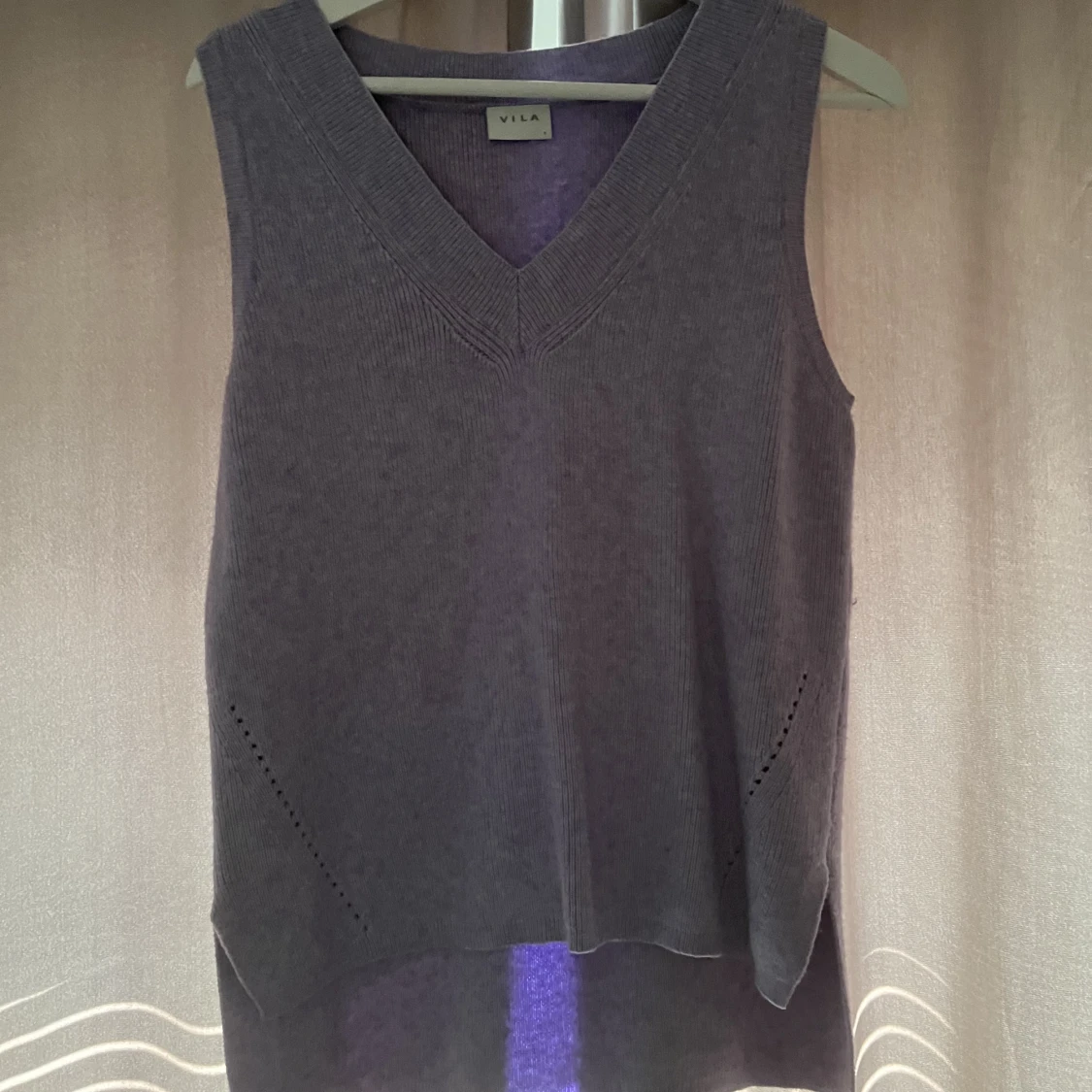 Lila väst, knappt Andvänd. Nyskick. 