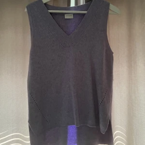 Lila väst, knappt Andvänd. Nyskick.  - Stickad väst.