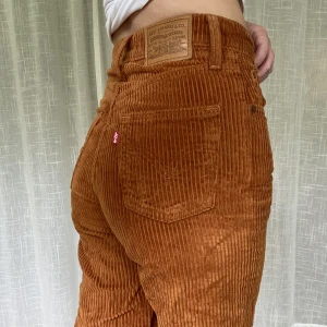 Levi’s manchester  - Unika Levi’s i Manchester! Ribcage Wide leg. Längd 31= långa! Jag är 163 som referens    Hör gärna av dig om du har funderingar💌