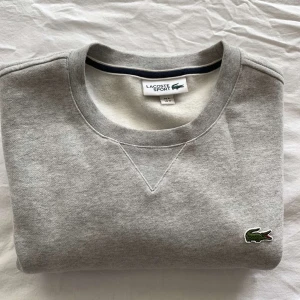 Lacoste Tröja - Sparsamt använd, Snygg Collage tröja från Lacoste. Kommer inte till användning.  